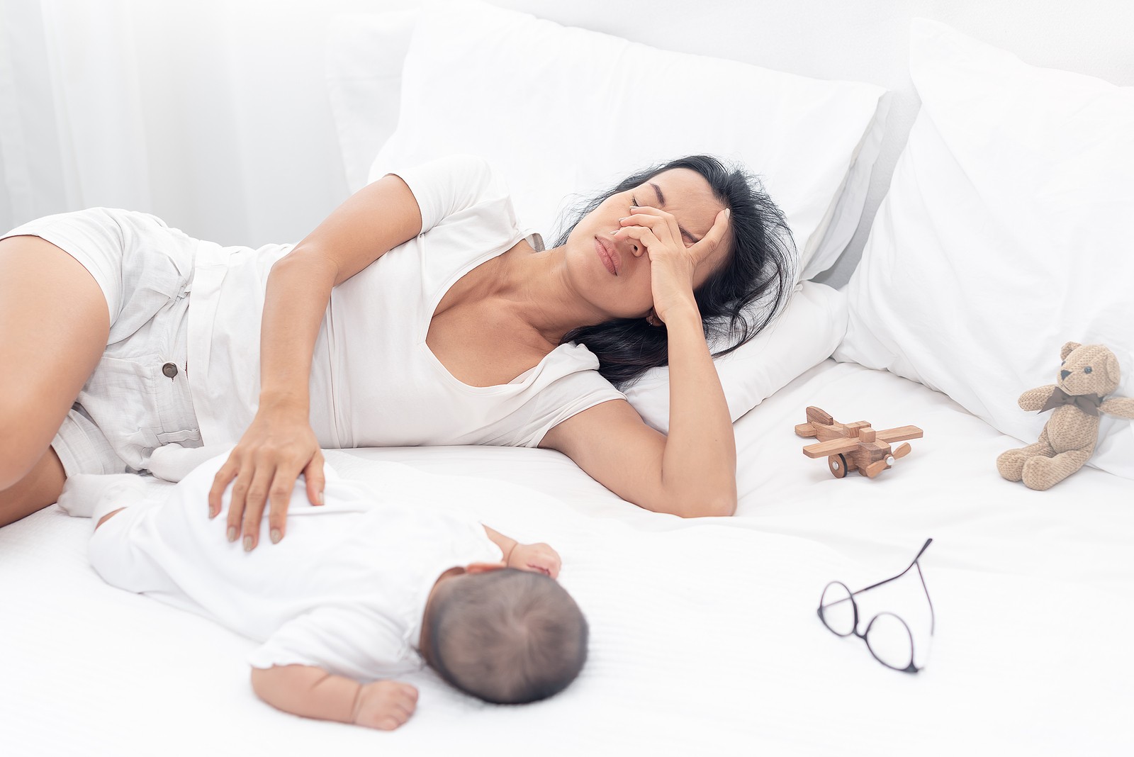 covering face | postpartum counseling in tigard, or | postpartum anxiety treatment in tigard, or | postpartum depression help in tigard, or | 97223 A mother covers her face while laying in bed next to her sleeping baby. Contact an online therapist in Oregon to learn more about postpartum counseling in Tigard, OR. Search for postpartum anxiety treatment in Tigard, OR and other services today.